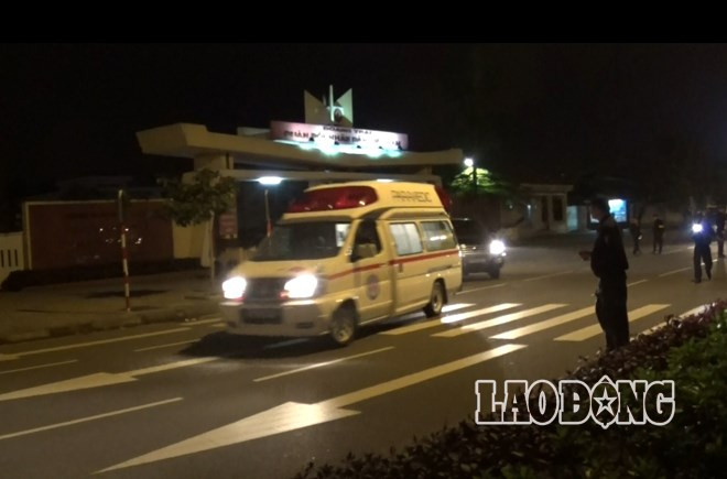 Xe cứu thương đưa ông Bá Thanh về bệnh viện. Ảnh: Lao động.