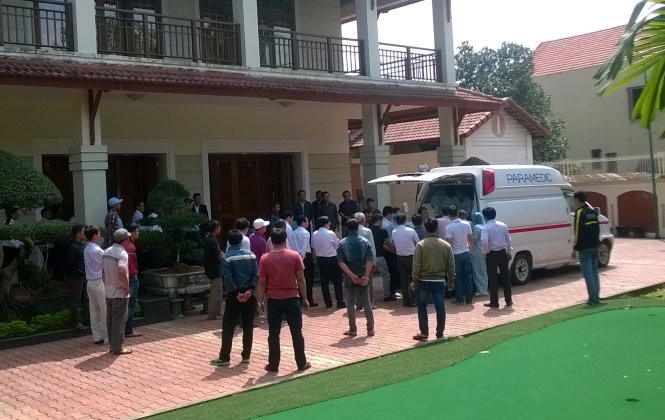 Lúc 12h40, xe của bệnh viện Đà Nẵng đã đưa ông Nguyễn Bá Thanh về nhà. Ảnh: Tuổi trẻ.