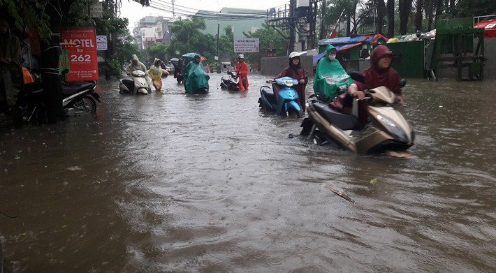 Xe chết máy hàng loạt trên phố Vĩnh Hưng, Hà Nội.