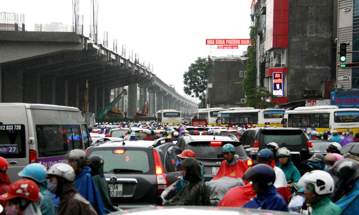 Người tham gia giao thông gần như bất lực, không thể di chuyển. Ảnh: Minh Bái.
