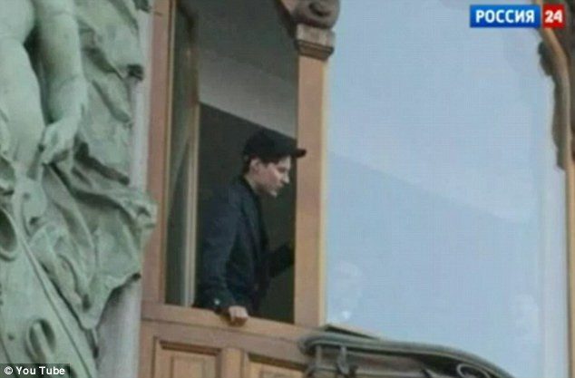 Năm 2012, khi đã là triệu phú, Pavel Durov (sinh năm 1984, người Nga) đã gây xôn xao dư luận khi có hành động chơi ngông bằng việc gấp máy bay là các tờ tiền mệnh giá 5.000 rúp (tương đương 160 USD) rồi ném từ cửa sổ và thích thú xem đám đông phía dưới tranh giành. Ảnh: Youtube