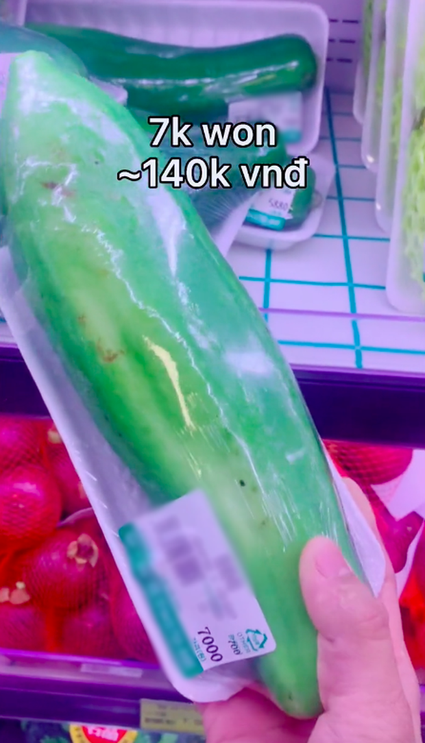 Đu đủ xanh trong siêu thị Hàn Quốc giá 7.000 Won (khoảng 140.000 đồng).