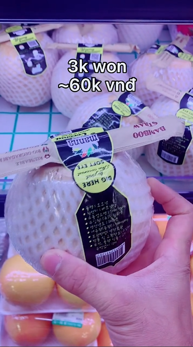 Trái dừa xù xì ở Việt Nam sang Hàn Quốc có giá 3.000 Won (khoảng 60.000 đồng)