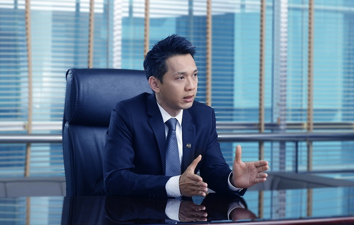 Thiếu gia Trần Hùng Huy tốt nghiệp cử nhân 3 chuyên ngành quản trị kinh doanh, tài chính và kinh doanh quốc tế vào năm 2000. 2 năm sau anh nhận bằng Thạc sĩ Quản trị Kinh doanh Đại học Chapman (California, Mỹ). Năm 33 tuổi, anh tiếp tục lấy bằng Tiến sĩ Kinh tế, Đại học Golden Gate (Mỹ). Ảnh: Vietnamnet