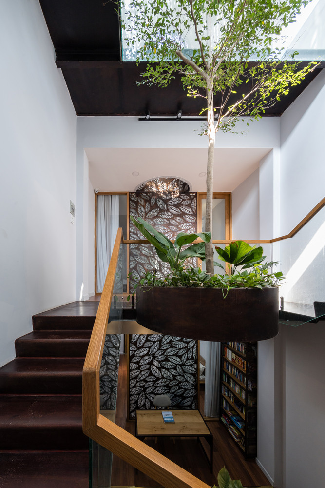 Đáp ứng yêu cầu của gia chủ, kiến trúc sư quyết định loại bỏ tường ngăn trong nhà, sử dụng cây xanh và khoảng trống để phân tách không gian chức năng. Ảnh: Quang Dam
