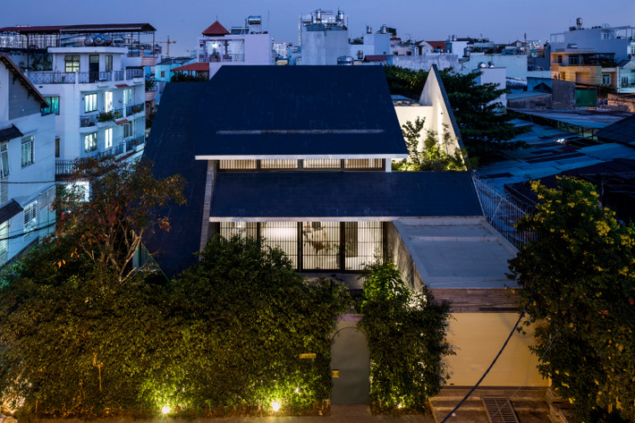 Mái hiên dài mang đến cho công trình một vùng không khí dễ chịu và gợi nhớ tới những căn nhà truyền thống. Điều này tạo được sự kết nối thế hệ, sự hòa nhập giữa sự đương đại của người trẻ và sự hoài niệm của người lớn tuổi.