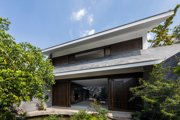 Tọa lạc trong khu dân cư lâu đời của quận Bình Thạnh (TP HCM), ngôi nhà được gia đình 4 thế hệ với 7 thành viên.