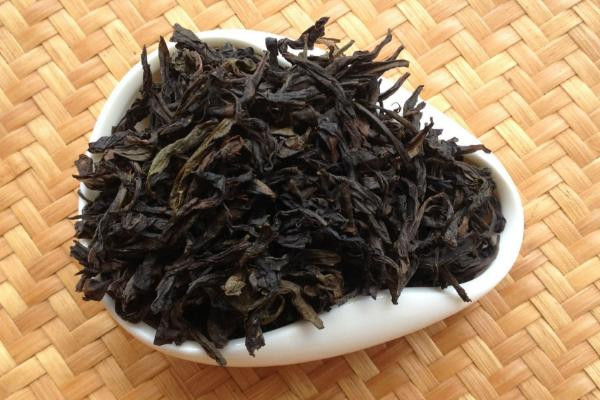 Ngoài ra, việc chế biến Trà Đại Hồng Bào cũng rất kỳ công. Trà được hái mỗi năm một lần, thường vào tháng 5 và tháng 6. Tiêu chuẩn hái lá tươi là mỗi búp có 2-3 lá. Ảnh: Shifure.