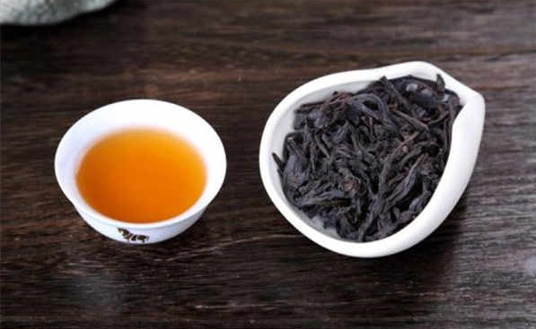 Đại Hồng Bào cổ, xịn có mức giá không chỉ là tính theo trọng lượng vàng mà đắt gấp 30 lần trọng lượng vàng, tức là gần 1.400 USD cho 1 gram trà, tính ra hơn 10.000 USD một ấm trà. Ảnh: Puercn.