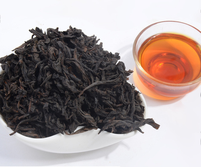 Đại Hồng Bào có nguồn gốc từ thời nhà Minh và là một trong những loại trà đen đắt nhất hành tinh. Năm 2002, một đại gia Trung Quốc đã bỏ ra 180.000 nhân dân tệ (tương đương 28.000 USD) để mua 20 gram trà Đại Hồng Bào huyền thoại. Ảnh: AliExpress