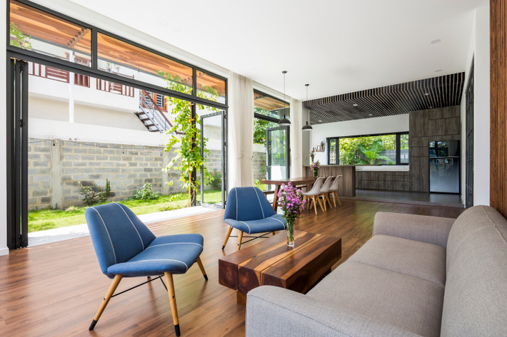 Tầng trệt ngôi nhà chính là điển hình của thiết kế này. Đó là một không gian rộng lớn liên thông phòng khách, bếp, bàn ăn.