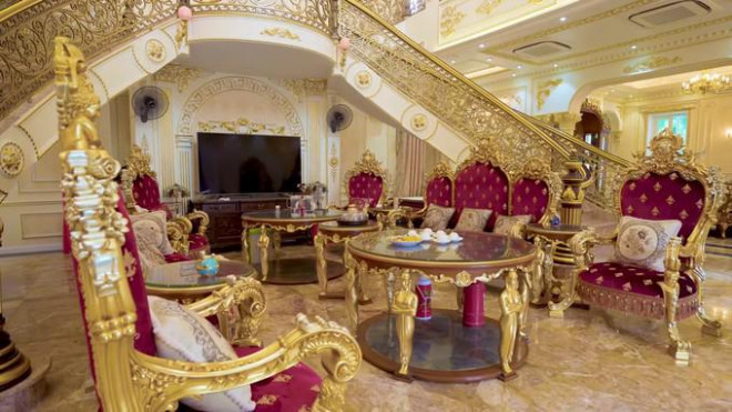 Nhiều chi tiết trong nhà được dát vàng như bàn ăn, bàn khách, tủ tivi, cầu thang, lọ đựng tăm, lọ đựng hoa...Ảnh: Vietnamnet