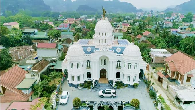 Chủ nhân của tòa biệt thự nguy nga này là một doanh nhân lớn trong lĩnh vực sản xuất vật liệu xây dựng. Ảnh: Vietnamnet
