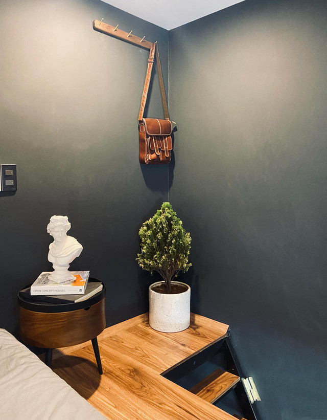 Trên gác lửng là không gian nghỉ ngơi thoáng mát. Ảnh: KaoLad Design.