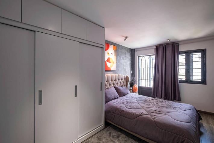 Tương tự trong phòng ngủ, tủ quần áo sử dụng cửa trượt. Ảnh: Happynest