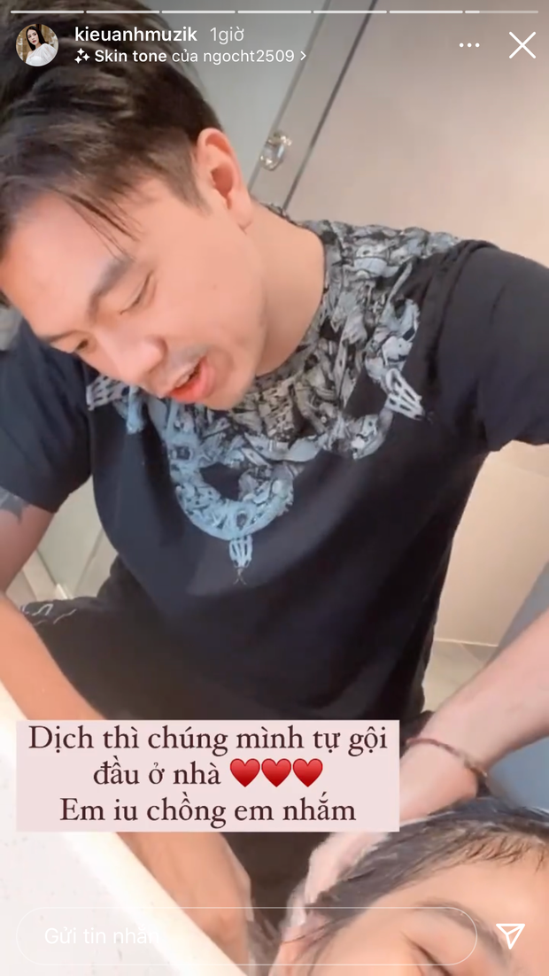 Ca nương Kiều Anh cũng được chồng thiếu gia gội đầu tại nhà khi không thể ra hàng. Nguồn ảnh: Instagram, Facebook