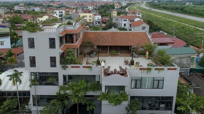 Hình ảnh ngôi nhà cổ, mang phong cách kiến trúc của làng quê Việt những năm cuối thế kỷ 19 nằm trên nóc biệt thự khang trang ở Hoàng Liên (Liên Mạc, Bắc Từ Liêm, Hà Nội) cũng thu hút sự chú ý của nhiều người. Ảnh: Vietnamnet