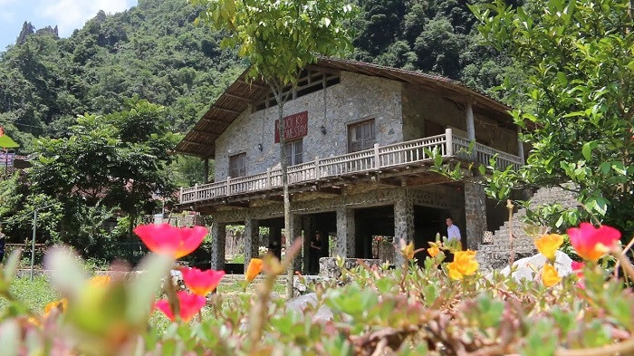 Để có được một ngôi nhà sàn đá hoàn chỉnh, người dân nơi đây phải mất tới 2 -3 năm kỳ công xây dựng. Ảnh: SR Vietnam