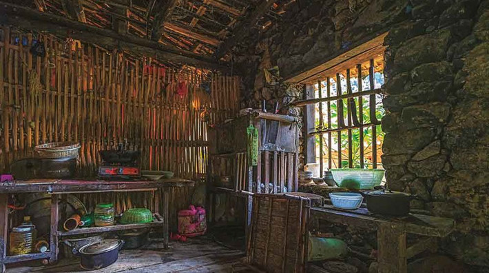 Vì thế, những bức tường nhà đá có độ dày đến hơn 30cm vô cùng kiên cố và chắc chắn. Thông thường một ngôi nhà đá có chiều cao từ 7-8m. Ảnh: Kynghidongduong