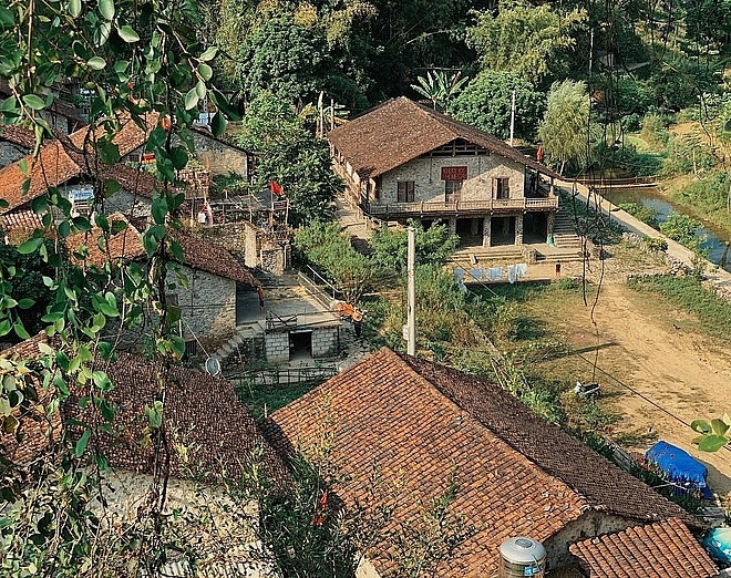 Cách trung tâm thành phố gần 100 km, làng đá Khuổi Ky có 14 hộ dân tộc Tày sinh sống tại những nhà sàn được làm từ đá. Ảnh: vietonthemove