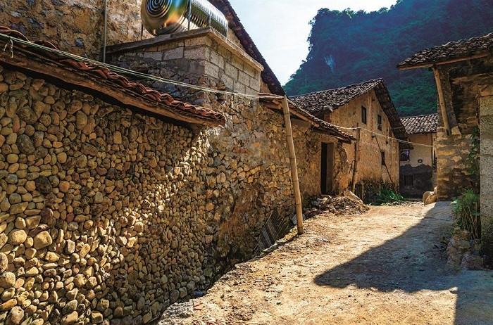 Những ngôi nhà sàn bằng đá ở đây đã tồn tại hàng trăm năm. Ảnh: Travelmag