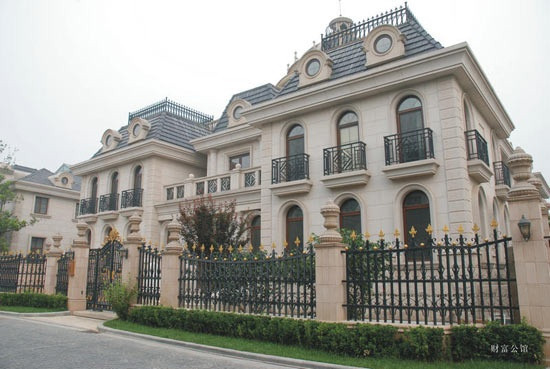 Riêng tại Bắc Kinh, Triệu Vy sở hữu biệt thự rộng 16.150 m2 trị giá 4,5 triệu USD. Cô còn đầu tư bất động sản cùng Vương Phi, mua căn hộ riêng ở Landmark.