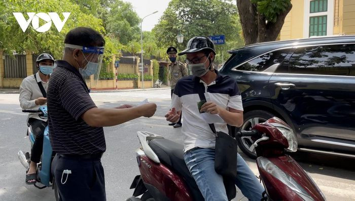 Hầu hết người dân di chuyển đều có giấy đi đường chứng thực được phép di chuyển sau vài phút kiểm tra.