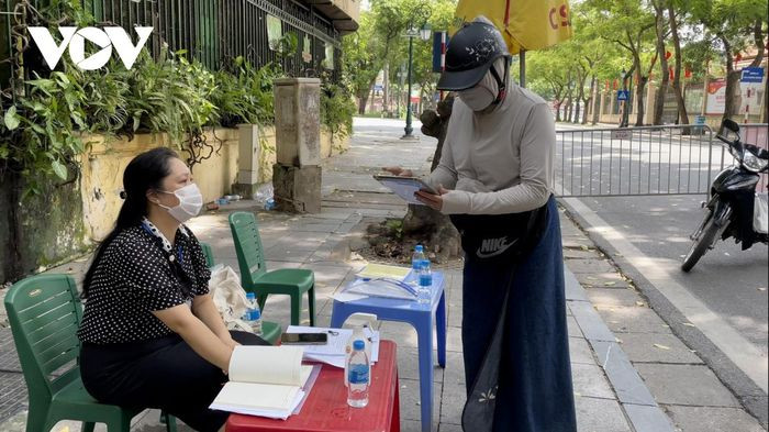 Với những trường hợp người dân không có giấy tờ đi đường nhưng chứng thực được việc ra đường là cấp thiết như đi đổ xăng, mua thuốc men, rút tiền mặt trong tài khoản... lực lượng chức năng nhắc nhở hạn chế ra đường.