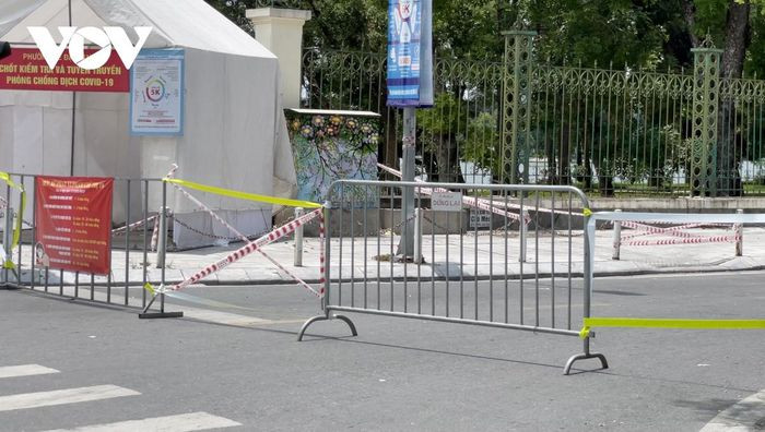 Để siết chặt kiểm soát, nhiều đường nhỏ, ngõ tắt đã được chặn lại, đảm bảo một đường vào – một đường ra.