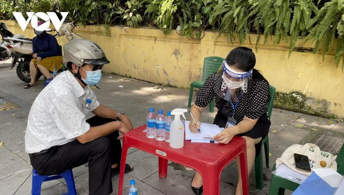 Vẫn có những trường hợp ra đường không chứng minh được lý do chính đáng bị lực lượng chức năng xử phạt theo đúng quy định.