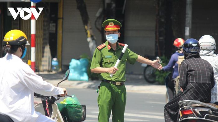 Dù mưa hay nắng vẫn không thể thiếu bóng dáng lực lượng công an ở các chốt kiểm soát, nhằm kiểm tra việc thực hiện phòng chống dịch Covid-19 của người dân.
