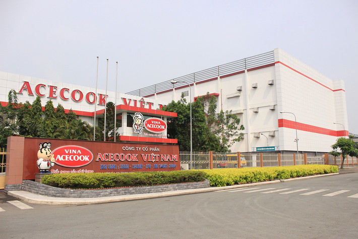 Acecook là ông lớn trên thị trường mì ăn liền Việt Nam, với sản phẩm “mì quốc dân” Hảo Hảo nổi tiếng. Một gói mì Hảo Hảo có giá khoảng 3.500 đồng nhưng được làm ra trong một nhà máy quy mô lớn, hoạt động gần như liên tục với công nghệ hiện đại và hoàn toàn khép kín.