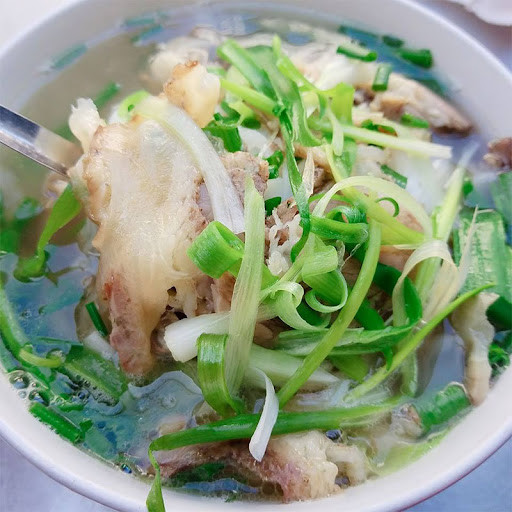 Ngoài ra, nhiều hàng phở nổi tiếng thường cho sá sùng vào nước dùng để tăng vị thơm ngon cho món ăn. Ảnh: Internet