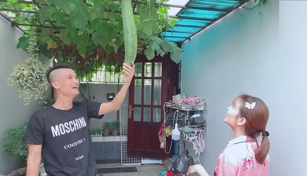 Trong những ngày nghỉ dịch, nam diễn viên dành nhiều thời gian cho gia đình và chăm sóc vườn cây. Ảnh chụp màn hình Youtube