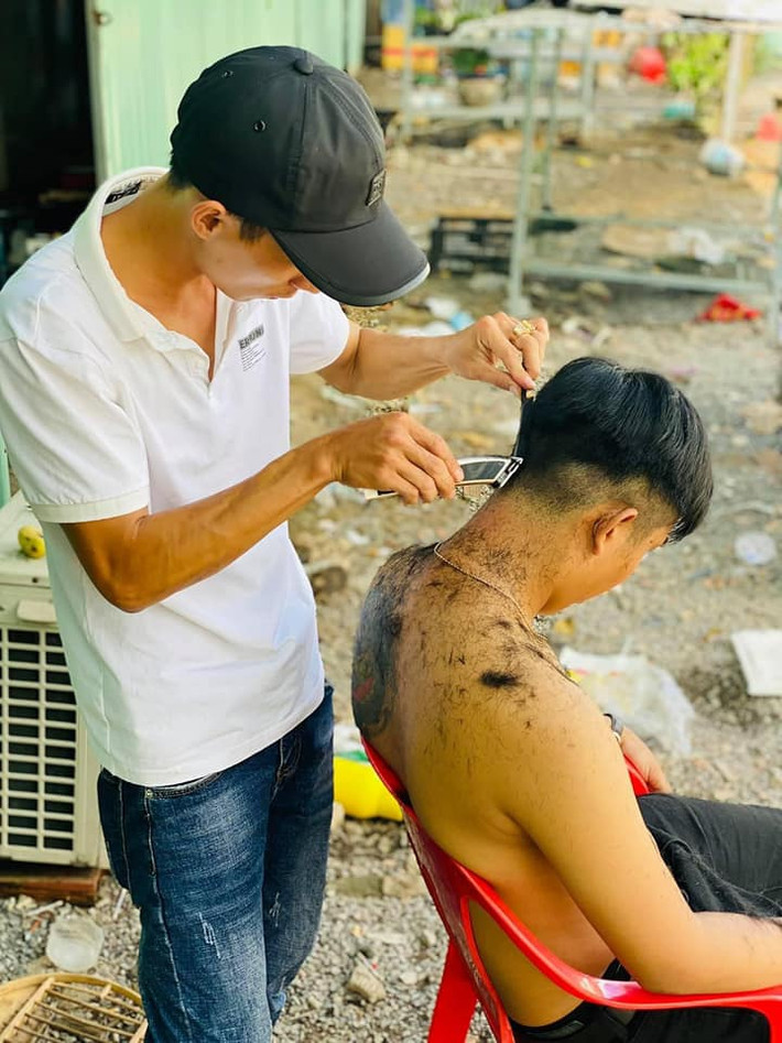 Trong bối cảnh dịch bệnh và tình hình giãn cách xã hội kéo dài, tông đơ, kéo cắt tóc tại nhà trở thành sản phẩm hút khách. Ảnh: Zing