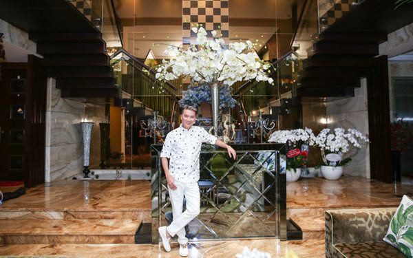Đàm Vĩnh Hưng là cái tên quen thuộc với người hâm mộ nhạc Việt. Sau nhiều năm hoạt động nghệ thuật, nam ca sĩ khiến nhiều khán giả trầm trồ khi sở hữu 2 căn nhà ở Việt Nam và 1 căn nhà bên Mỹ. Ảnh: FBNV