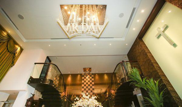 Đàm Vĩnh Hưng từng chia sẻ mỗi chi tiết trong ngôi nhà, từ việc "ngọn cỏ mọc ở đâu", cũng do anh quyết định. Ảnh: FBNV