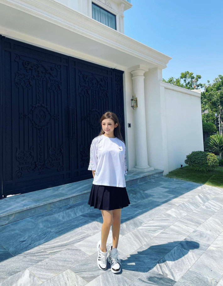Từ bên trong ngôi nhà đến hàng rào đều bao phủ bởi màu trắng. Nguồn ảnh: FBNV, Instagram