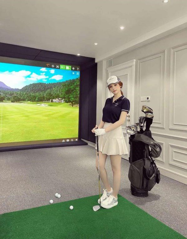 Đặc biệt, bên trong biệt thự của Huyền Baby còn có đủ tiện ích từ phòng tập đến khu chơi golf.