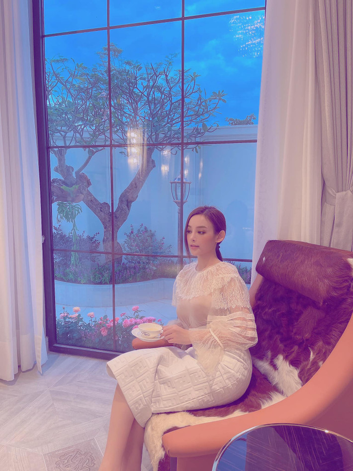 Bất cứ góc nào trong nhà cũng có thể trở thành chỗ sống ảo cho Huyền Baby.
