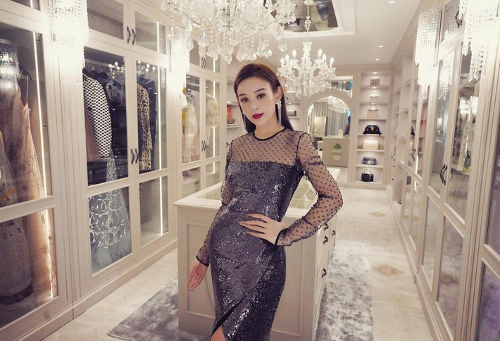 Phòng thay đồ sang trọng với tủ hàng hiệu cùng đèn pha lê lấp lánh chẳng khác phòng của "nữ hoàng".