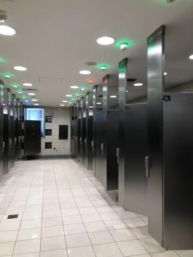 Toilet tại một sân bay ở Atlanta (Mỹ) còn lắp đặt cả hệ thống đèn báo tự động cho biết có người đang sử dụng toilet ở bên trong hay không.