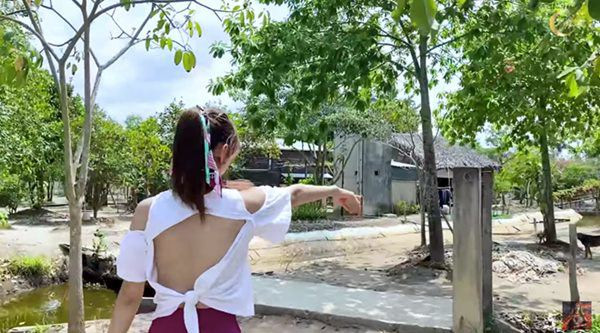 Trong khuôn viên rộng lớn này, Minh Hằng trồng các loại cây ăn trái như mận, xoài...kết hợp nuôi gà, nuôi cá. Ảnh: chụp màn hình