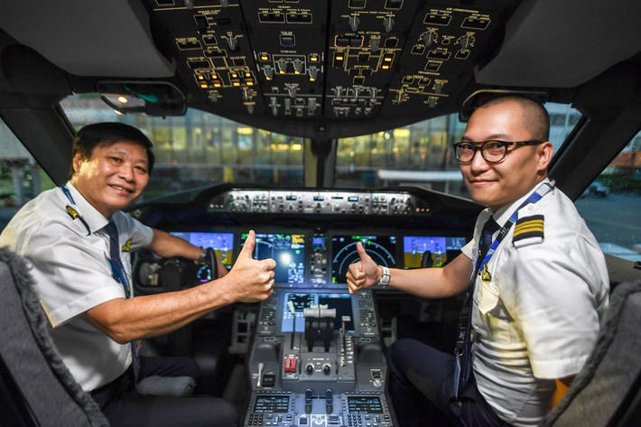 Buồng lái với nhiều tính năng hiện đại hỗ trợ cho phi công. Ảnh: VNA