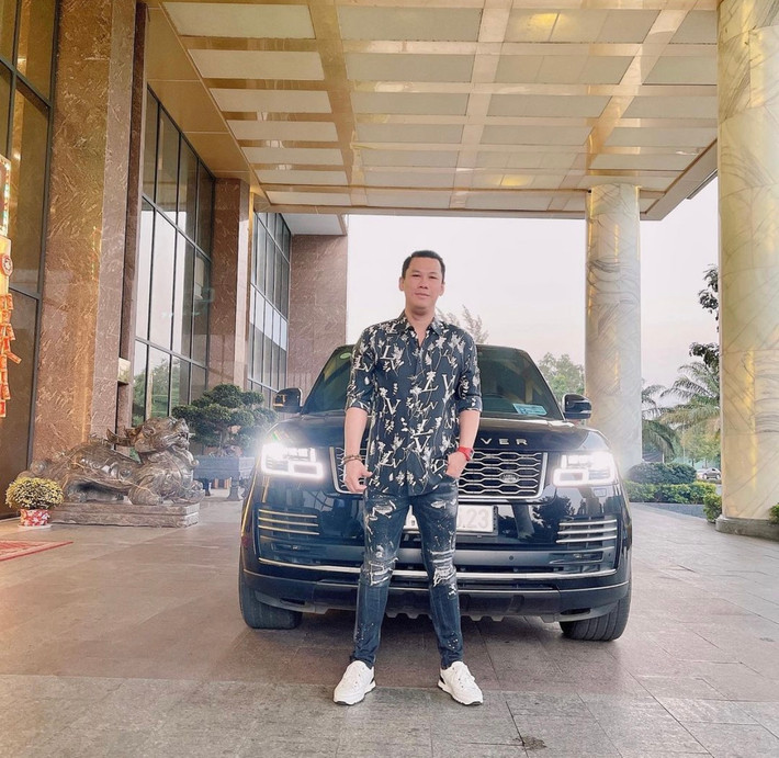 Trước đó, doanh nhân Đức Huy cũng hay di chuyển trên chiếc xe siêu sang Bentley Flying Spur đời cũ mang biển số tứ quý 5. Tuy nhiên, sau khi ly hôn với Lệ Quyên, anh không sử dụng chiếc xe này và tậu thêm một chiếc Bentley Flying Spur đời mới. Ảnh: Doanh nghiệp & Tiếp thị