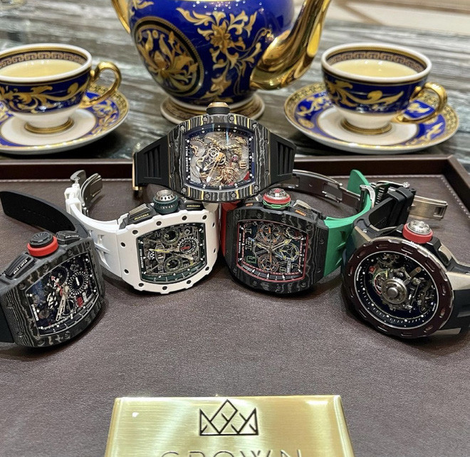 Không khó để nhận thấy Đức Huy mê nhất thương hiệu Richard Mille. Được biết mỗi chiếc đồng hồ này có giá tiền từ vài tỷ đến chục tỷ. Ảnh: Doanh nghiệp & Tiếp thị