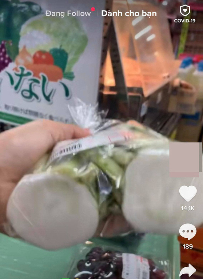Phần lá đầu củ cải thường được người Việt cắt ra và bỏ đi nhưng ở Nhật lại được đóng gói và bán trong siêu thị với mức giá không hề rẻ. Ảnh: Tiktok.