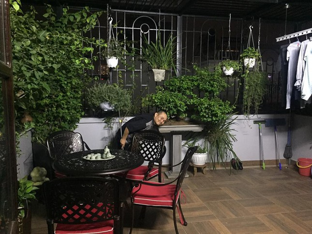 Tại khu vực vườn hoa, Xuân Hinh cũng dành một khoảng không gian đặt bàn trà để thư giãn. Nguồn ảnh: FBNV