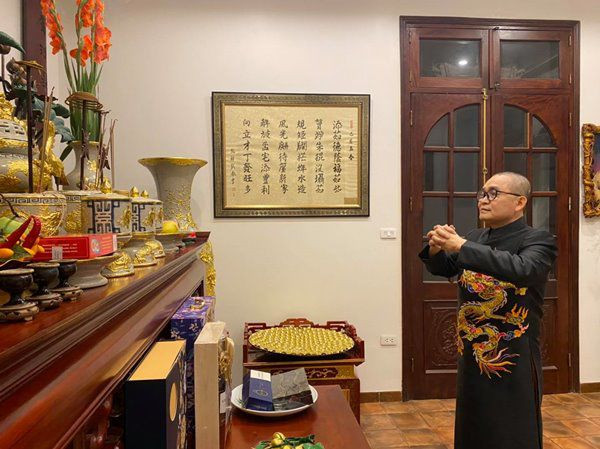 Khu vực thờ cúng trang nghiêm với màu gỗ trầm.
