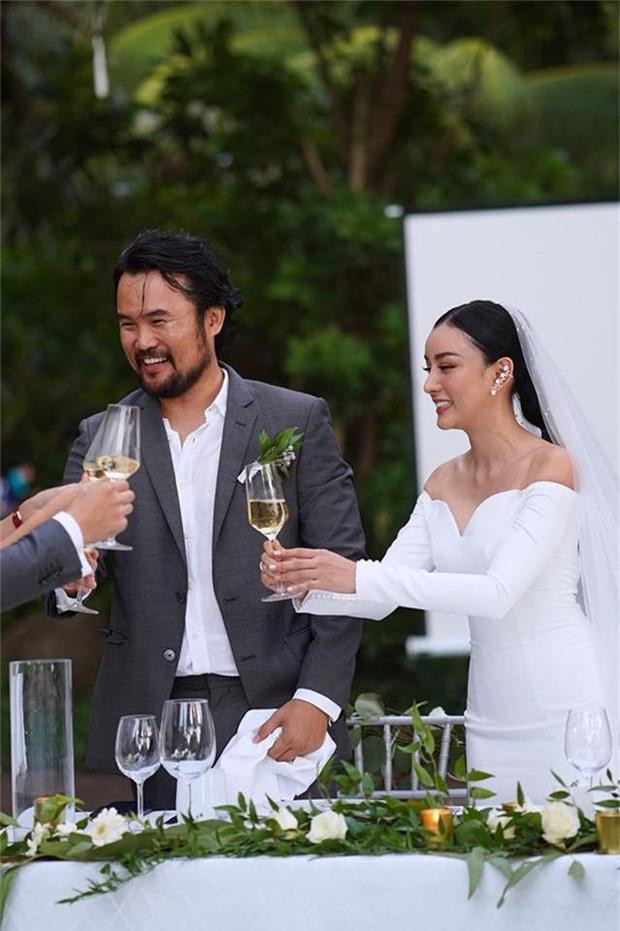 Tên tuổi Angela Chu càng thu hút chú ý hơn khi có cuộc sống hôn nhân viên mãn bên chồng hơn 15 tuổi và là đại gia nổi tiếng Thái Lan. Ảnh: Vietnamnet